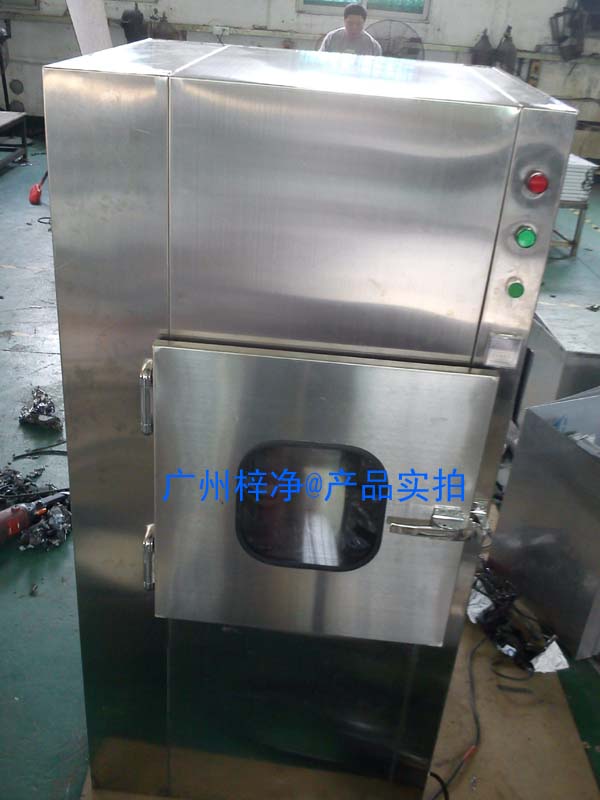 風(fēng)淋傳遞窗是為了防止?jié)崈羰抑g的交叉污染而設(shè)計(jì)的潔凈室配套設(shè)備,增加了凈化除塵功能。 風(fēng)淋傳遞窗