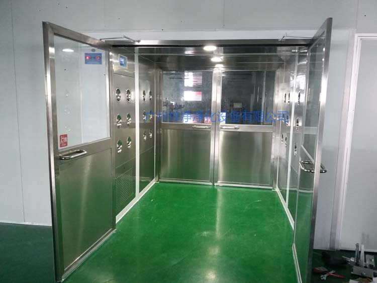 雙開門貨淋室前門打開,后門緊鎖 防止潔凈室與非潔凈室空氣對流。 雙開門貨淋室前門打開,后門緊鎖 防止潔凈室與非潔凈室空氣對流。