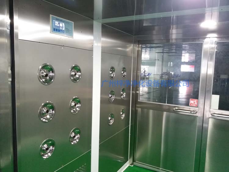 雙開門貨淋室工作區配智能控制器,方便人員使用操作。 雙開門貨淋室工作區配智能控制器,方便人員使用操作。