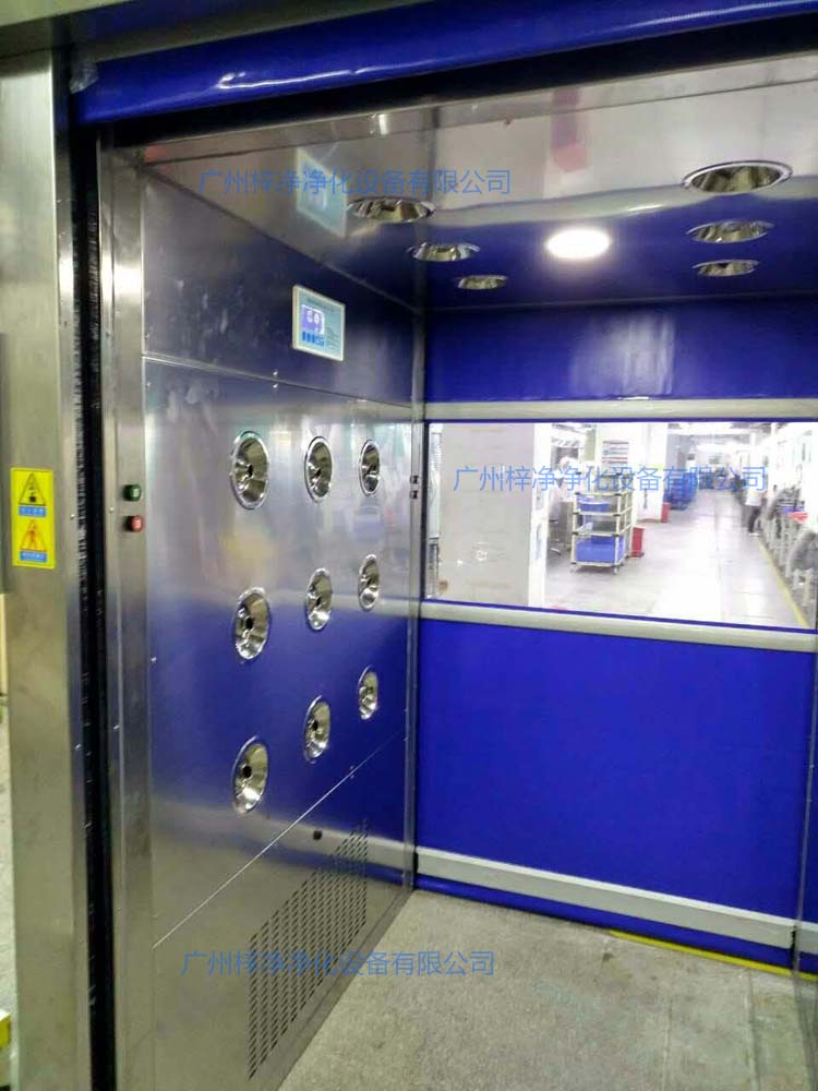 快速卷簾門貨淋室工作區設計為三側吹淋 快速卷簾門貨淋室工作區設計為三側吹淋