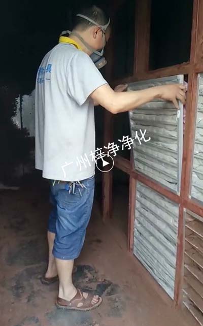 工作人員正在安裝干式柜袋式除塵空氣過濾器 工作人員正在安裝干式柜袋式除塵空氣過濾器