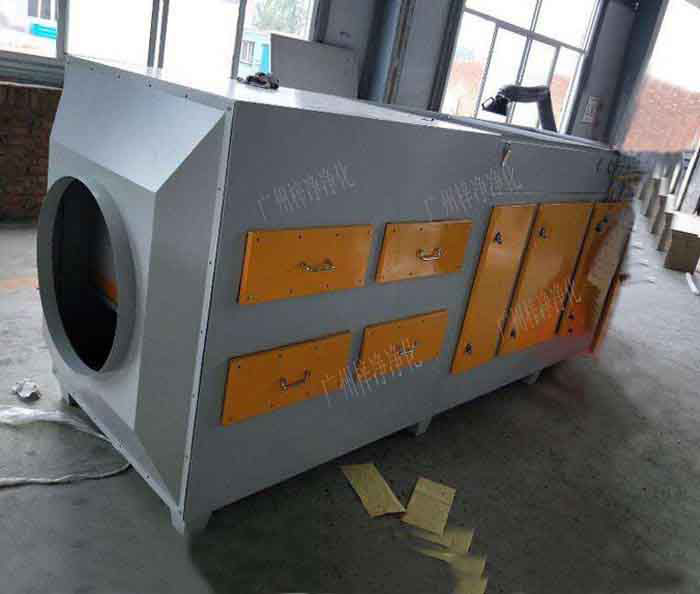 新風(fēng)柜被廣泛應(yīng)用于民用建筑的通風(fēng)系統(tǒng)中，同時(shí)還可應(yīng)用到房屋建筑的消防加壓送風(fēng)，凈化空調(diào)的增壓補(bǔ)風(fēng)等場合。