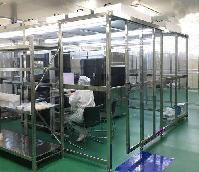 潔凈棚是用于生產、研發或實驗室等場所，以控制空氣中的塵埃粒子濃度，確保產品或實驗環境的潔凈度的專用設施。