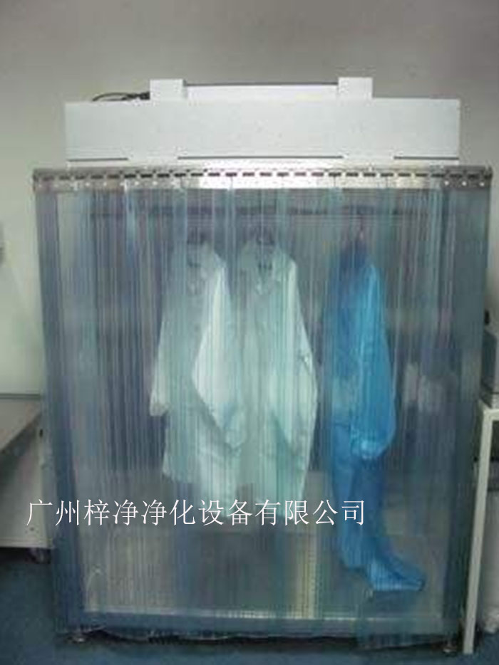 潔凈衣柜可制作為一體和分體，分體結(jié)構(gòu)為FFU+機(jī)架，在初效過濾器和高效過濾器終阻力的狀態(tài)下仍可保證風(fēng)量不變。