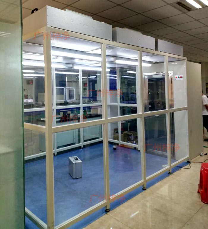 潔凈棚FFU包括初級過濾器和高效過濾器，確保吸入和排出的空氣達(dá)到相應(yīng)的潔凈度標(biāo)準(zhǔn)。